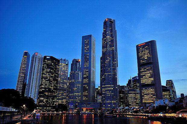 A city skyline with buildings exhibiting the keystone effect